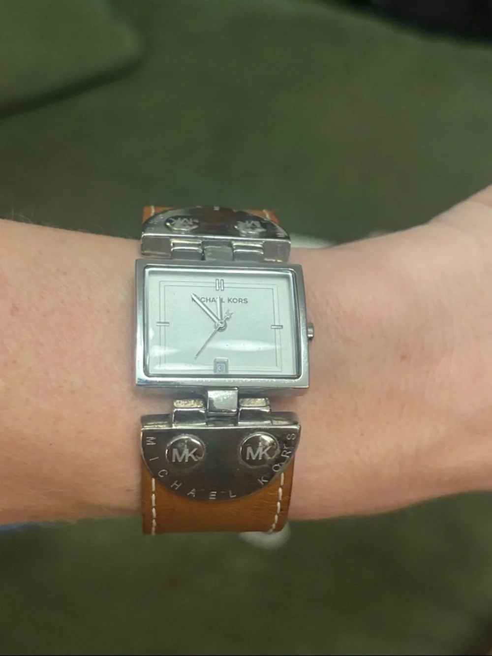 Michael Kors needs battery